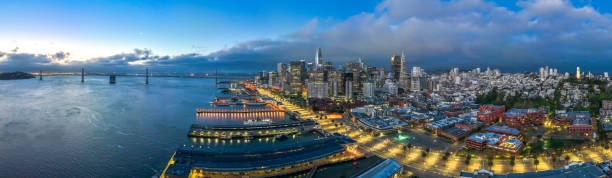 воздушный панорамный городской пейзаж вид на горизонт сан-франциско - bay bridge san francisco county san francisco bay area landscaped стоковые фото и изображения