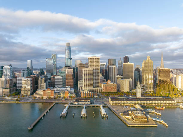 panorama-stadtbild aus der luft auf die skyline von san francisco - bay bridge san francisco county san francisco bay area landscaped stock-fotos und bilder