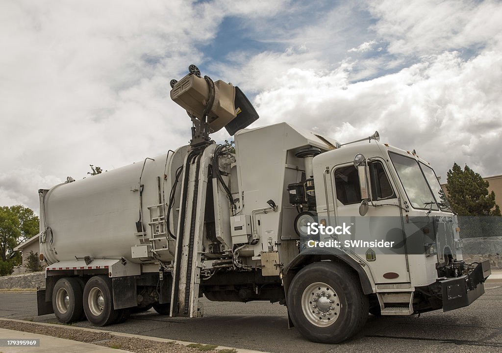 Automatizado saneamiento camión levantando Dumpster - Foto de stock de Camión de la basura libre de derechos