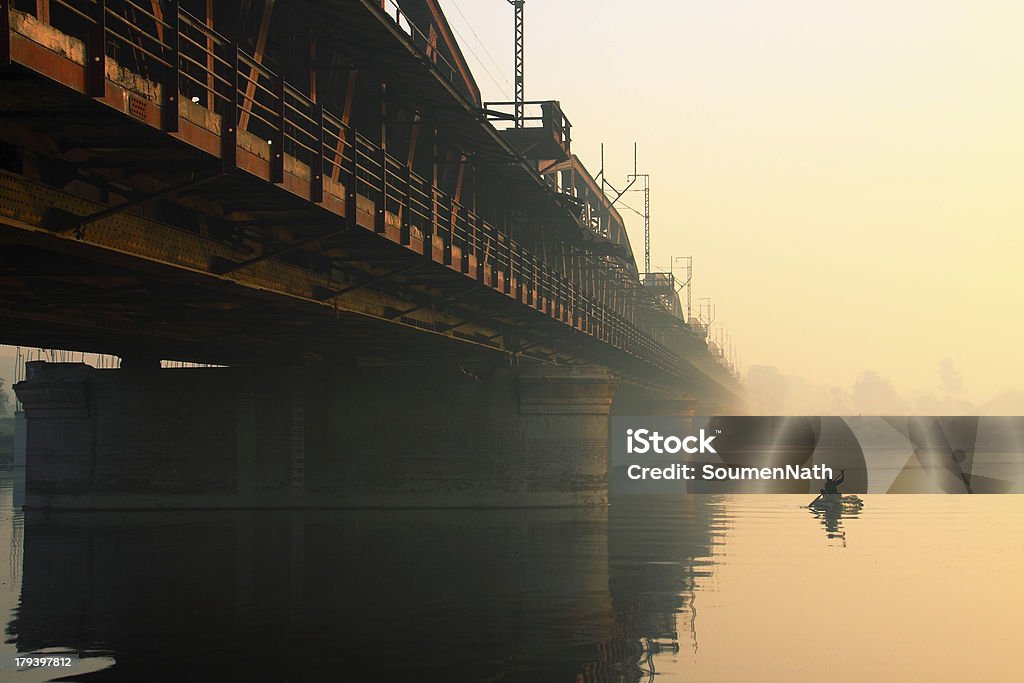Passeios de barco no rio e um velho ponte de ferro. - Foto de stock de Alto contraste royalty-free