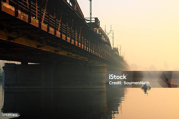 Barco No Rio E A Velha Ponte Iron - Fotografias de stock e mais imagens de Alto-Contraste - Alto-Contraste, Amanhecer, Anoitecer