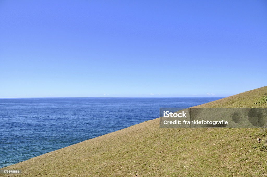 Collina di erba e cielo blu orizzonte - Foto stock royalty-free di Agricoltura