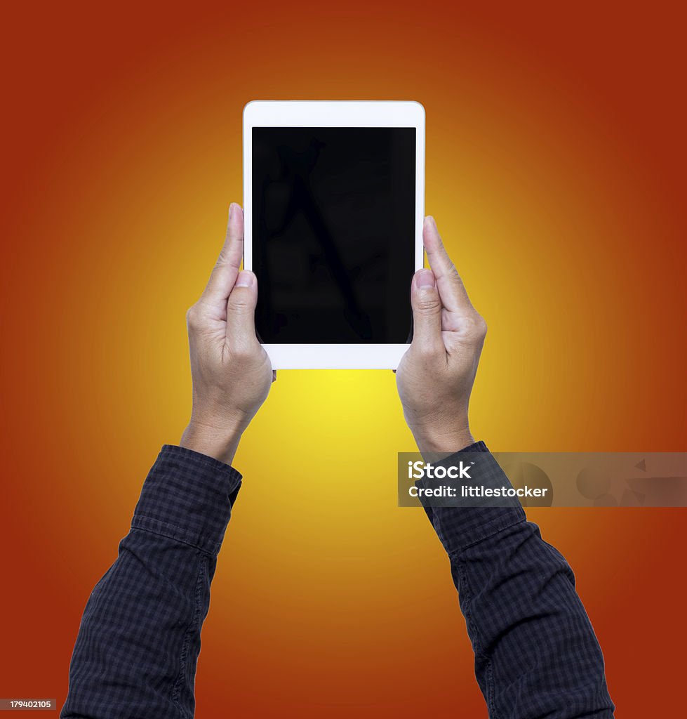 Homme mains tenir tablette numérique isolé sur fond orange - Photo de Adulte libre de droits