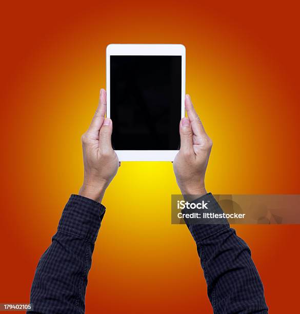 맨 손 쥐다 디지탈 태블릿 흰색 바탕에 오랑주 배경기술 감각 지각에 대한 스톡 사진 및 기타 이미지 - 감각 지각, 공란, 광고