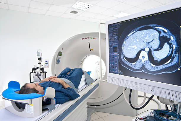 mann in scanner - medical equipment x ray cancer oncology stock-fotos und bilder