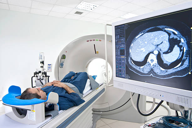 hombre de escáner - mri scanner medical scan cat scan oncology fotografías e imágenes de stock