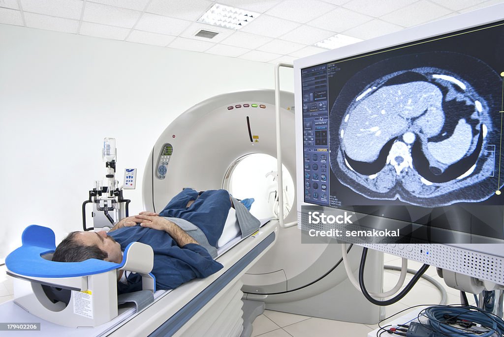 Homme dans un Scanner - Photo de Tomographie par émission de positrons libre de droits