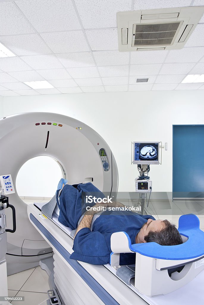 Człowiek w skanerze - Zbiór zdjęć royalty-free (Skaner MRI)