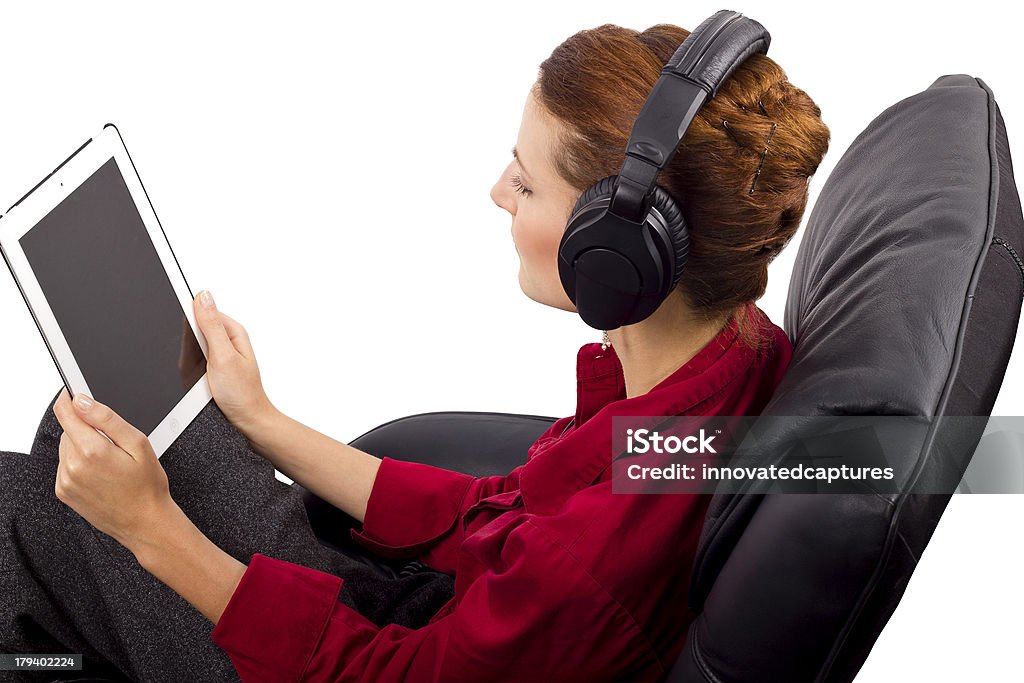 白人女性のヘッドフォンと着用ストリーミング、携帯機器 - くつろぐのロイヤリティフリーストックフォト