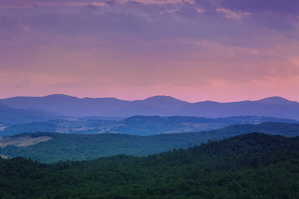 istock hills in Tuscany at dusk 179402792