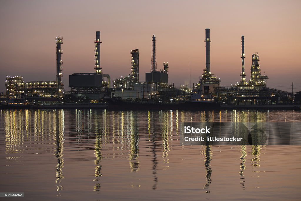Petroleum oil refinery neben dem Fluss bei Nacht - Lizenzfrei Hidalgo - Texas Stock-Foto