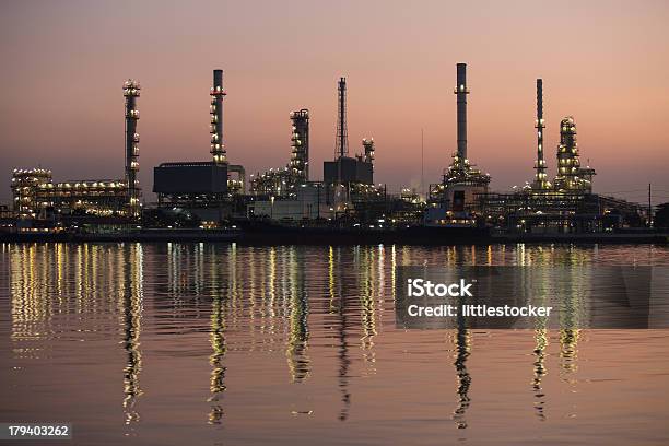 Petroleum Oil Refinery Neben Dem Fluss Bei Nacht Stockfoto und mehr Bilder von Hidalgo - Texas - Hidalgo - Texas, Schornstein - Konstruktion, Ausrüstung und Geräte