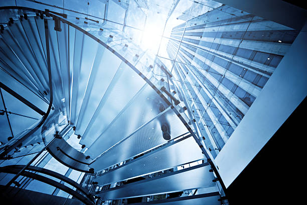 escalera de cristal moderna con siluetas de personas - escalator steps staircase moving up fotografías e imágenes de stock