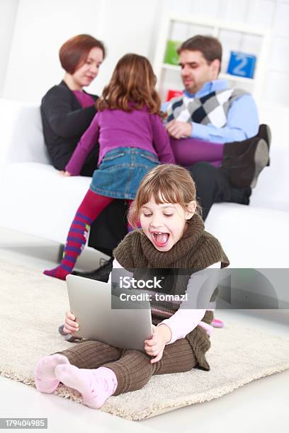 Photo libre de droit de Moment En Famille banque d'images et plus d'images libres de droit de Activité de loisirs - Activité de loisirs, Adulte, Affectueux