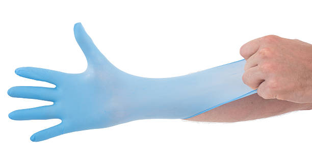 der blaue op handschuhe anziehen-schutzhandschuhe - antibakteriell photos et images de collection