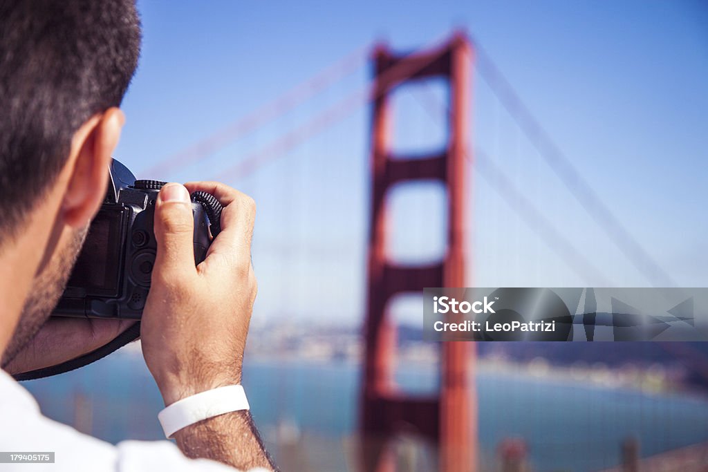 Turista tomando imagen hasta el puente Golden Gate - Foto de stock de Adulto joven libre de derechos