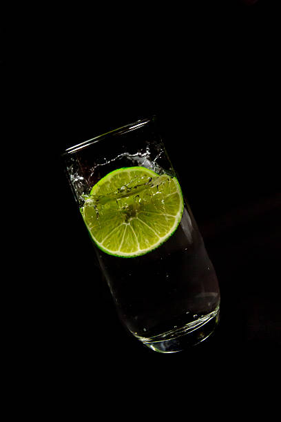 limette im glas 3 - wasserglas imagens e fotografias de stock