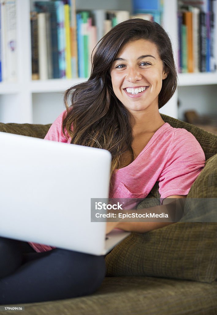 Mujer joven feliz usando una computadora portátil - Foto de stock de Adulto libre de derechos