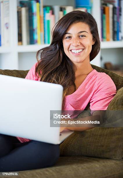 Mujer Joven Feliz Usando Una Computadora Portátil Foto de stock y más banco de imágenes de Adulto - Adulto, Adulto joven, Alegre