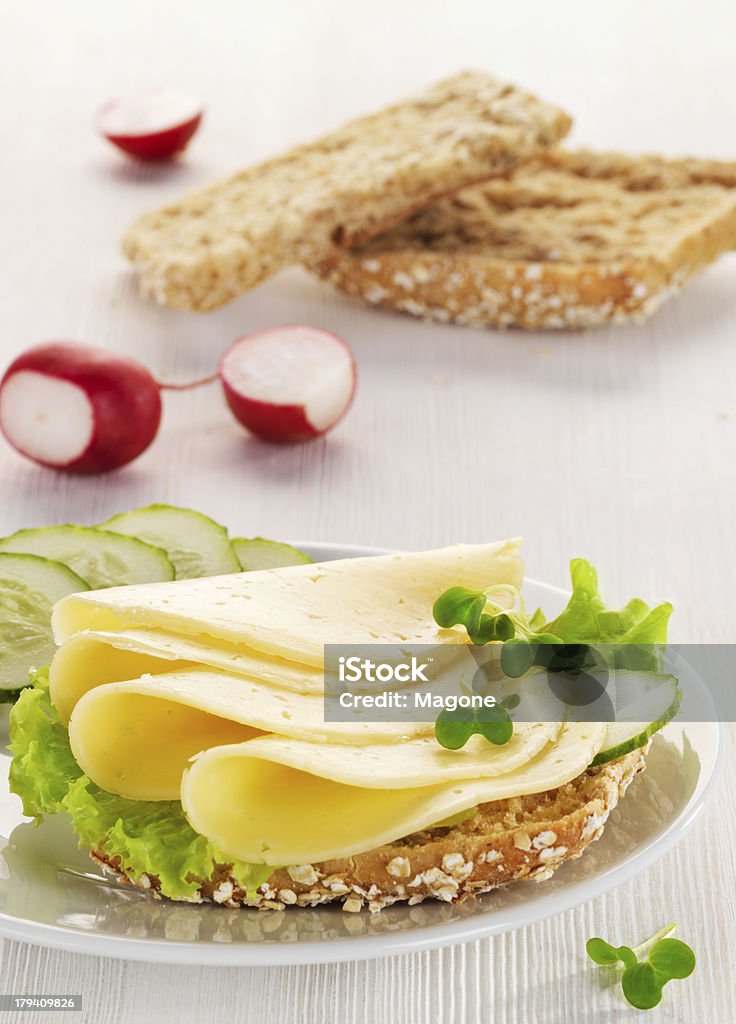 Chleb z serem i warzywami - Zbiór zdjęć royalty-free (Ser)