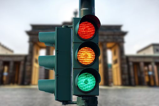 Das Brandenburger Tor im Berlin und die Ampel als Symbol für die deutsche Regierung