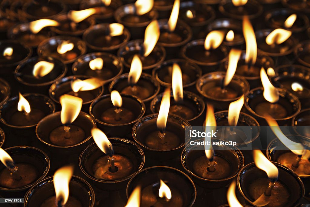 Muitas velas - Foto de stock de Brilhante - Luminosidade royalty-free