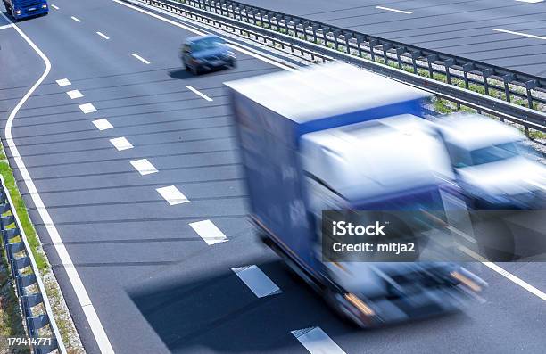 高速道路の交通状態 - アクションショットのストックフォトや画像を多数ご用意 - アクションショット, デフォーカス, トラック