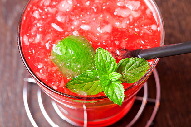 "mai tai-cocktails" - crushed ice spearmint focus on foreground alcohol stock-fotos und bilder