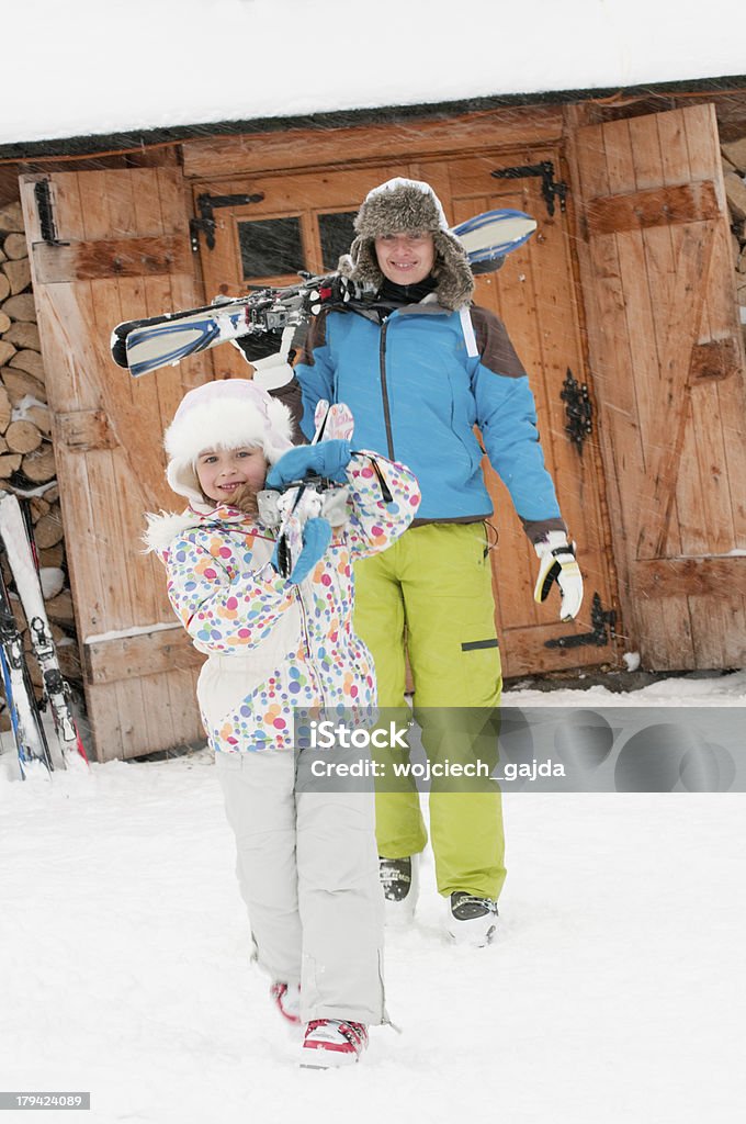 Kleines Mädchen mit Mutter auf ski - Lizenzfrei Aktivitäten und Sport Stock-Foto