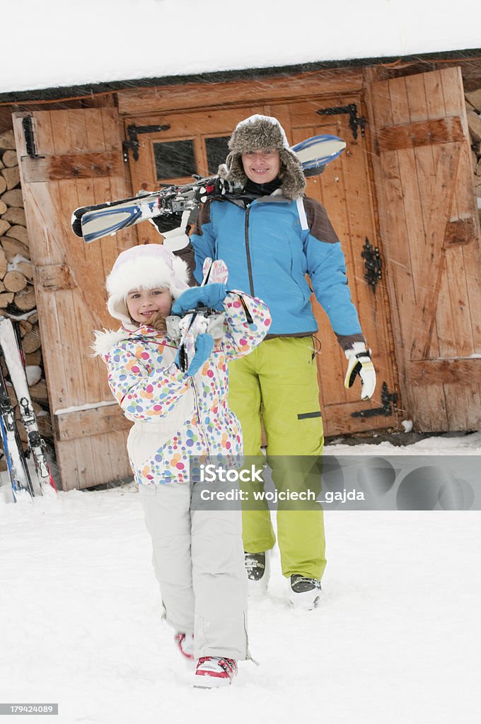 Bambina con la madre su sci - Foto stock royalty-free di Abbigliamento sportivo