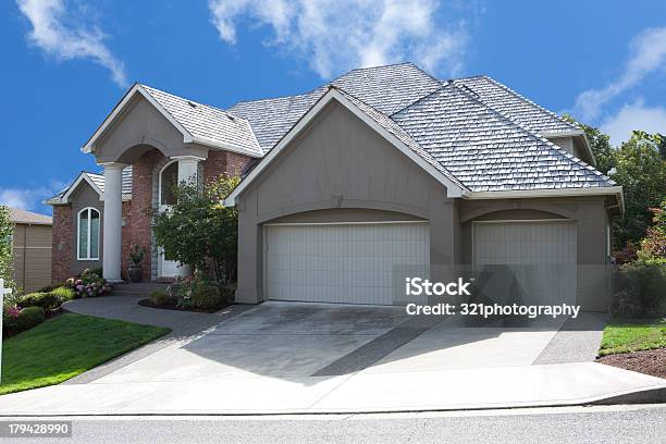 Casa De Luxo - Fotografias de stock e mais imagens de Moderno - Moderno, Ajardinado, Ao Ar Livre