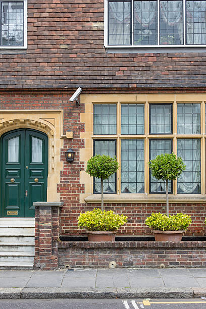 londres la maison - doorstep door knocker door england photos et images de collection