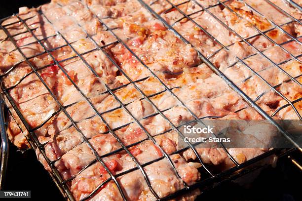 Cucinare Carne - Fotografie stock e altre immagini di Agnello arrosto - Agnello arrosto, Al sangue, Alla brace