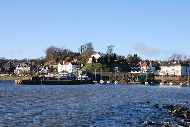 を aberdour ハーバーの眺め - scotland fife firth of forth waterbreak ストックフォトと画像