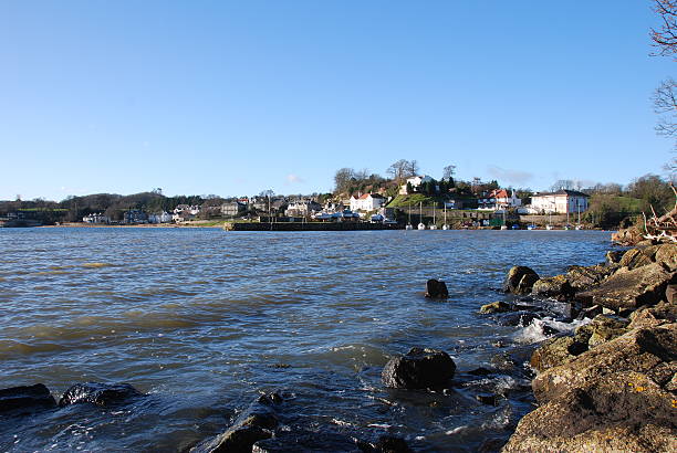 岩の海岸 aberdour - scotland fife firth of forth waterbreak ストックフォトと画像