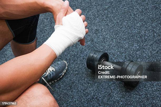 Foto de Pequeno Preço A Bodybuilding e mais fotos de stock de Braço Quebrado - Braço Quebrado, Exercício de relaxamento, Exercício físico