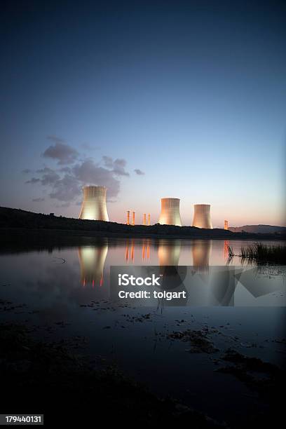 Foto de Estação Elétrica e mais fotos de stock de Noite - Noite, Usina Nuclear, Azul