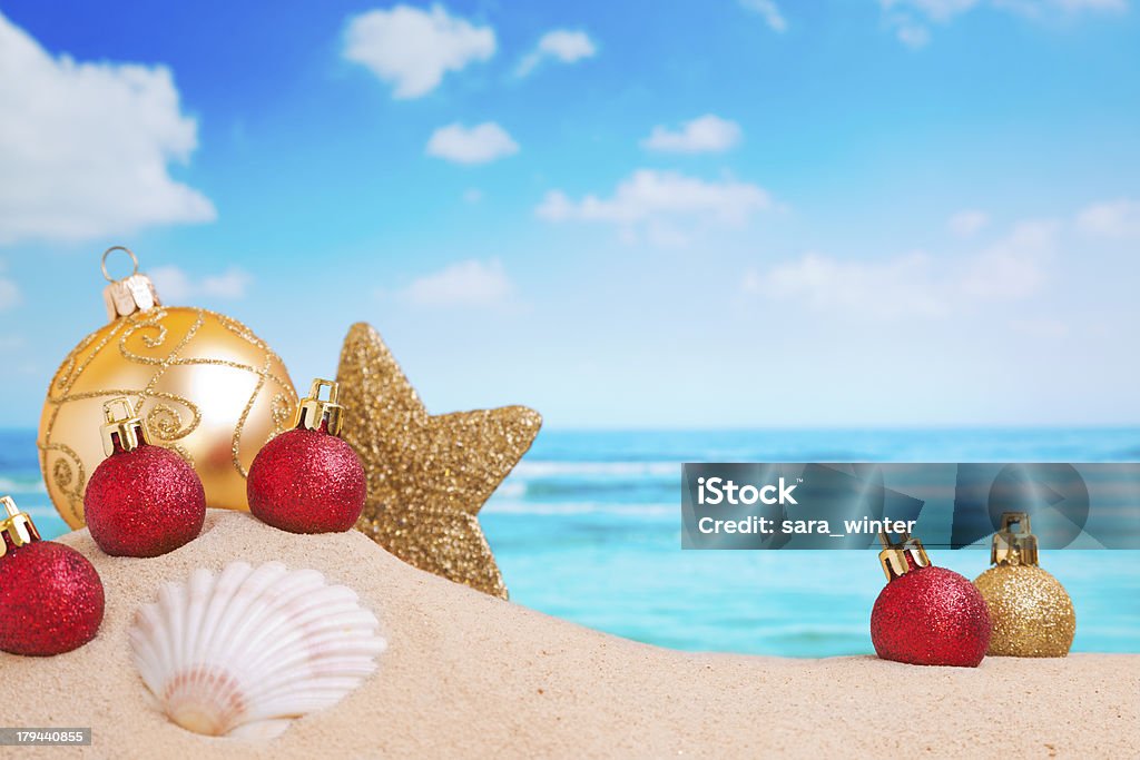 Decorazioni di Natale sulla spiaggia, oceano sul retro - Foto stock royalty-free di Natale