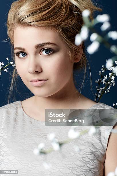 Portret Nastolatka Z Kwiatów - zdjęcia stockowe i więcej obrazów 14-15 lat - 14-15 lat, Barwne tło, Blond włosy