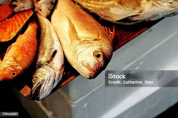 고기잡이 Market 굽기에 대한 스톡 사진 및 기타 이미지 - 굽기, 물고기, 바다농어