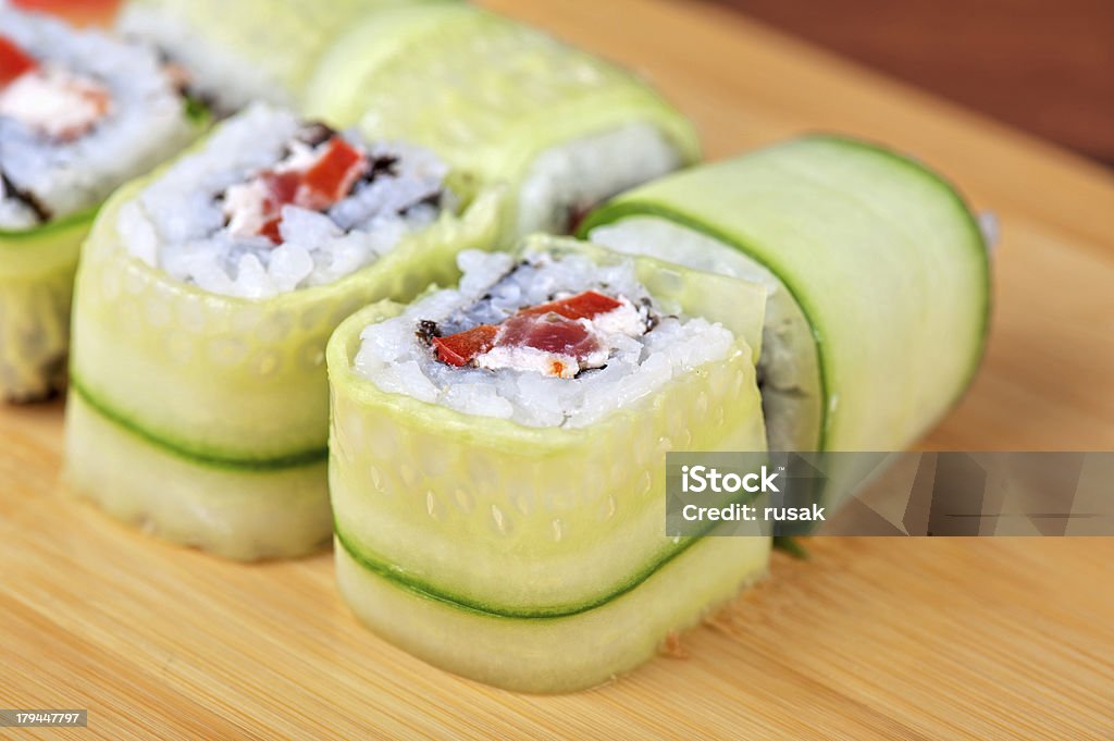 Cetriolo involtini di sushi - Foto stock royalty-free di Alimentazione sana