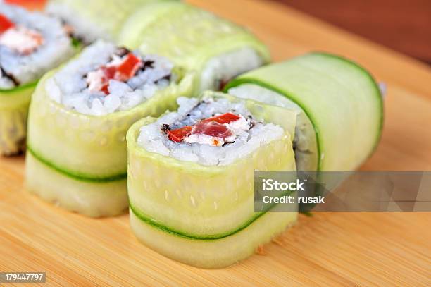 Cetriolo Involtini Di Sushi - Fotografie stock e altre immagini di Alimentazione sana - Alimentazione sana, Antipasto, Avocado