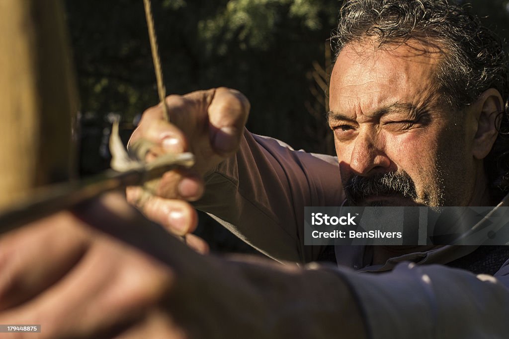 Adulto archer está prestes a fotografar com - Foto de stock de Tiro com arco royalty-free