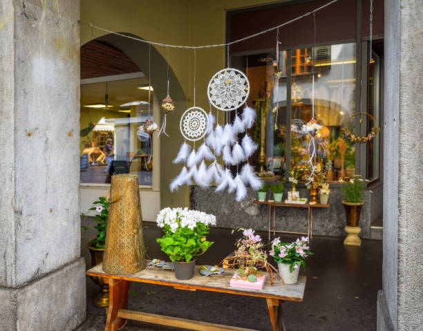 tienda de souvenirs en las calles del pueblo de tun. viajes y lugares de interés de suiza. el famoso lago de thun y la ciudad de thun con castillo medieval son un popular destino turístico. un paseo por la ciudad - interlaken switzerland aare river house fotografías e imágenes de stock