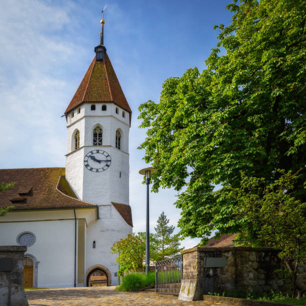 hermosa vista de la iglesia central o stadtkirche en un día soleado con cielo azul. thun, cant�ón de berna. viajes y lugares de interés de suiza. un paseo por la ciudad - interlaken switzerland aare river house fotografías e imágenes de stock