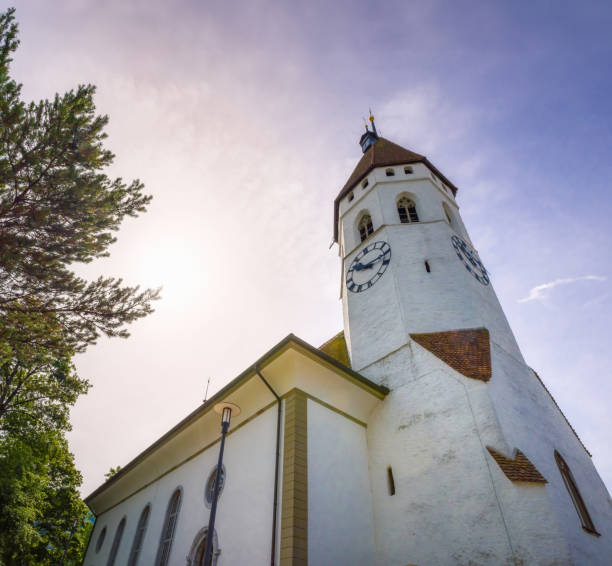 hermosa vista de la iglesia central o stadtkirche en un día soleado con cielo azul. thun, cantón de berna. viajes y lugares de interés de suiza. un paseo por la ciudad - interlaken switzerland aare river house fotografías e imágenes de stock