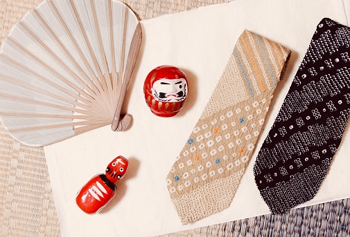Akabeko(shape of a red cow), Daruma(red and round one), Japanese tie dye ties and Japanese hand fan. The Japanese papers under the items can also be souvenir.