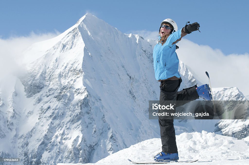 Лыжи, солнце и веселье - Стоковые фото Белый роялти-фри