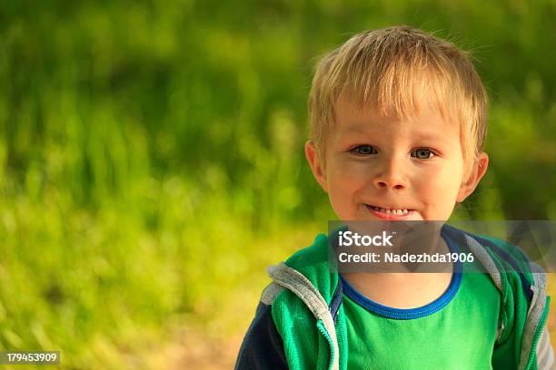 Wütende Kleiner Junge Mit Zahn Stockfoto und mehr Bilder von Kindergartenkind - Kindergartenkind, Blondes Haar, Demonstration