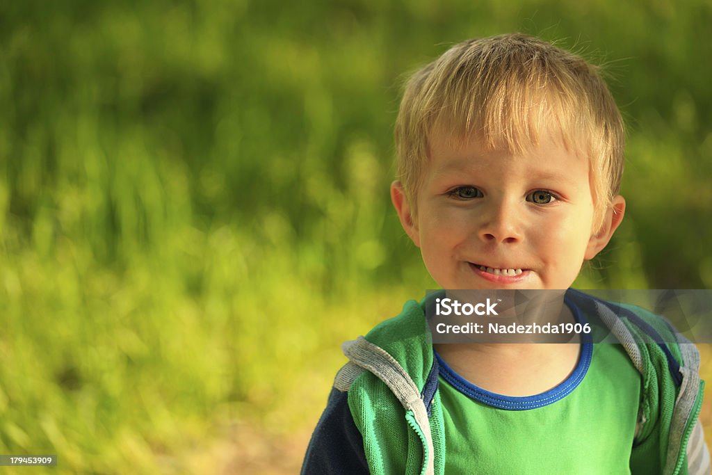 怒っている少年の歯を示す - 園児のロイヤリティフリーストックフォト